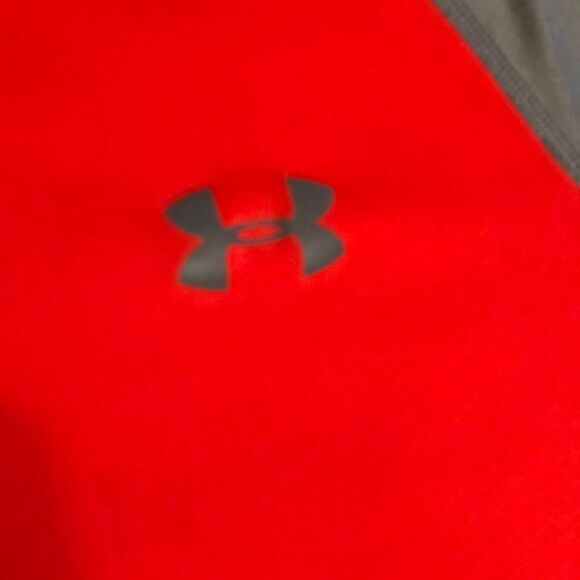 Under Armour loose fit heat gear size small - Picture 3 of 4